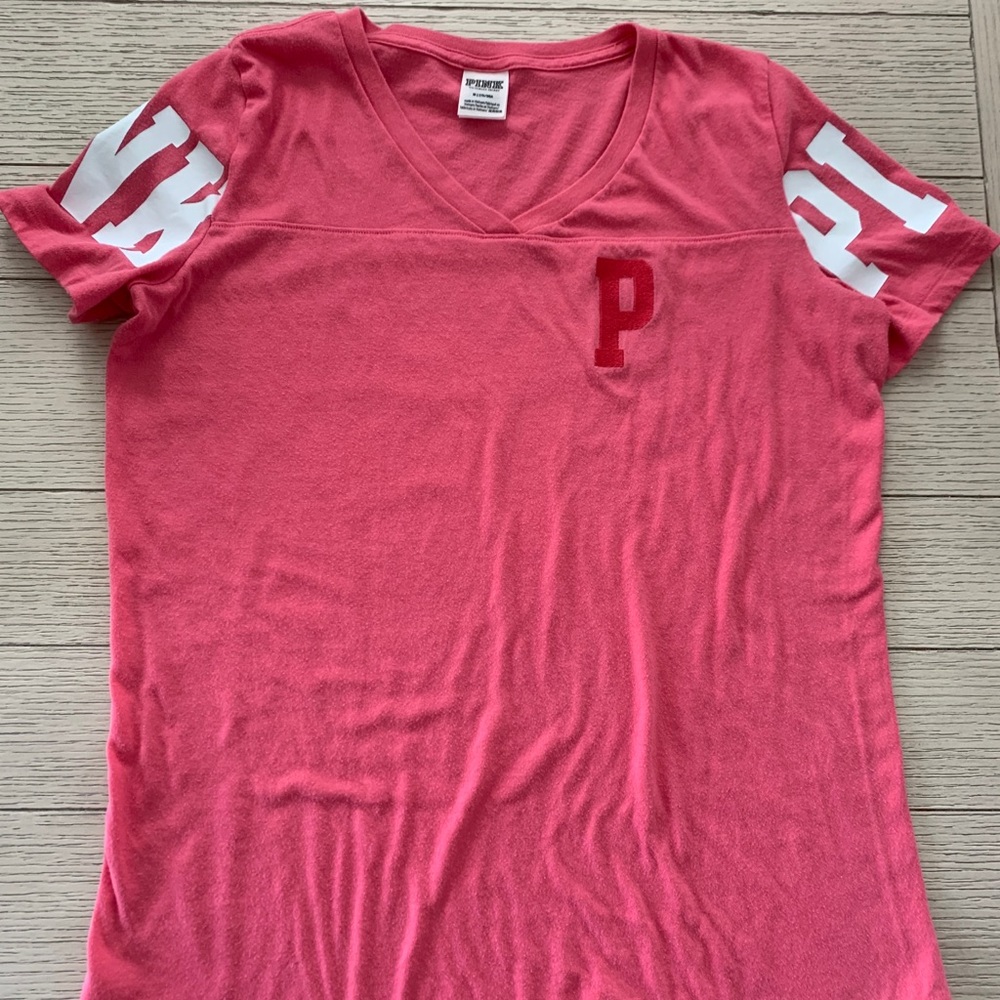 pink size M shirt no stains/rips love this shirt unfortunately doesnt fit me